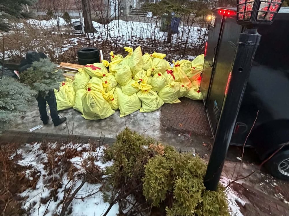 Sacs de matières contaminées scellés et prêts à être évacués